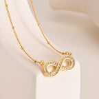 Collar con colgante de infinito de acero inoxidable chapado en oro de 14 quilates con cadena de cuentas y circonitas .
