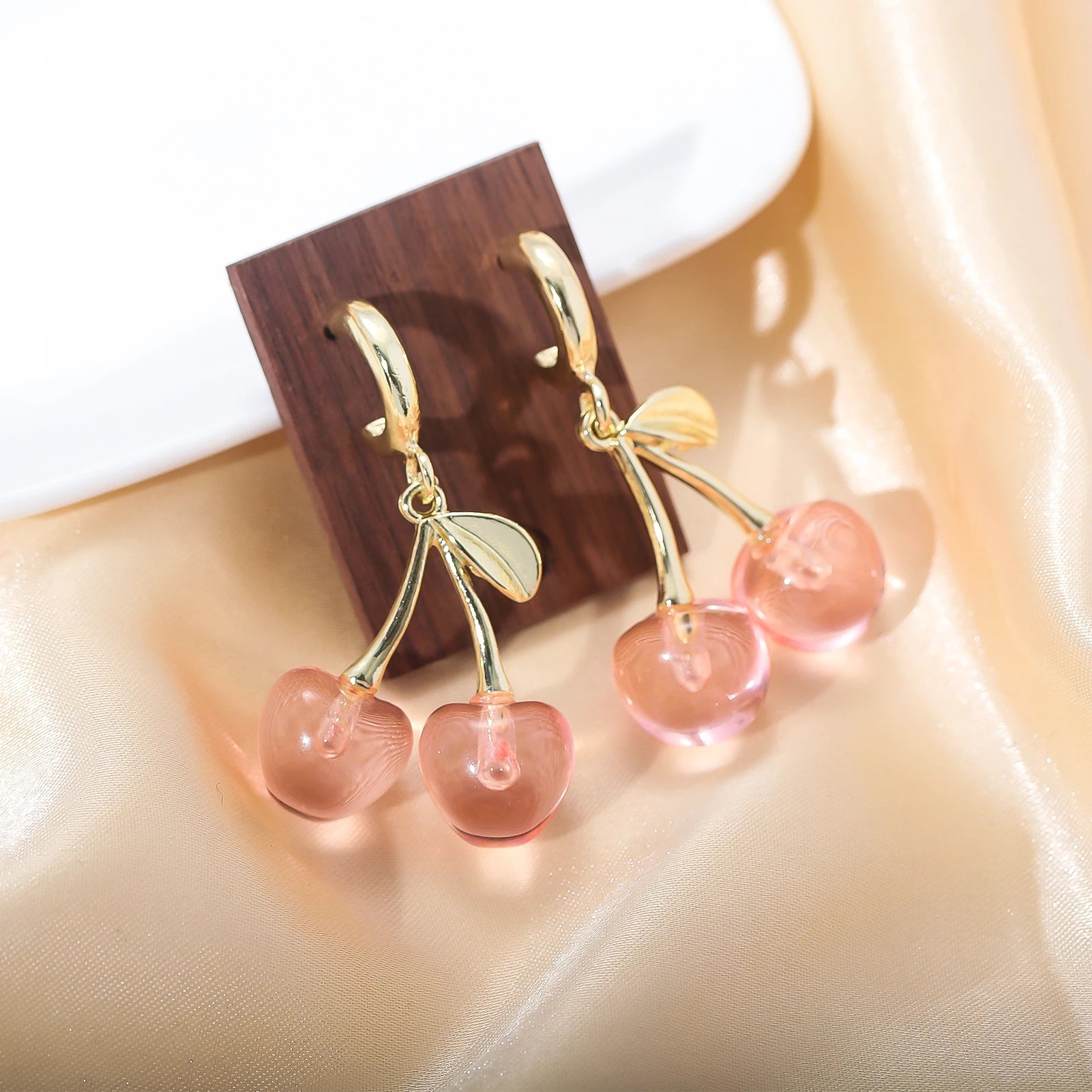 Pendientes elegantes de cereza transparentes y dulces
