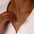 Collar con colgante de infinito de acero inoxidable chapado en oro de 14 quilates con cadena de cuentas y circonitas .