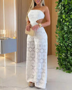 Escote tipo bandeau, bordado con ojales y abertura en la cintura