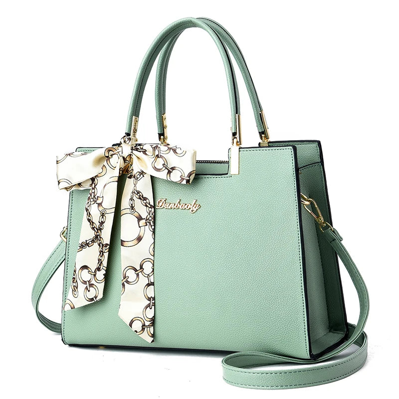 LV.GLAM® CARERA DE ALTA CALIDAD CON COLGANTE DE SEDA