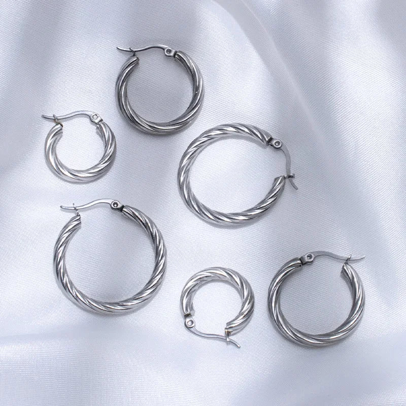 Lindo Juego de 3 pares de pendientes de aro redondos con diseño de círculos retorcidos